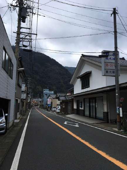 右手の建物が磯見さんです。
