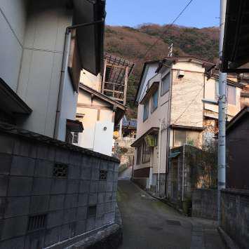 路地裏の小道。