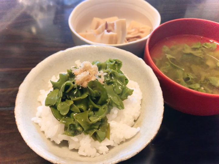 生姜を乗せためかぶ納豆とめかぶ汁のWコンビ